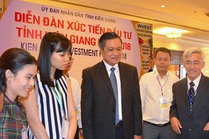 Chủ tịch UBND tỉnh Kiên Giang, ông Phạm Vũ Hồng (mặc áo veston) cho biết, Kiên Giang muốn tranh thủ mời gọi thêm nhiều nhà đầu tư chiến lược để thực hiện các dự án trọng điểm của tỉnh, theo tinh thần "chọn mặt gửi vàng".