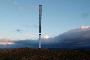 Tua bin gió nhưng không có cánh quạt, lắc lư để tạo ra điện năng