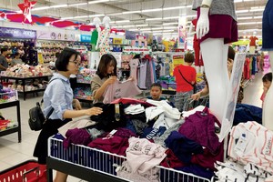 Big C thông báo ngừng nhập các mặt hàng của một số doanh nghiệp dệt may trong nước. Ảnh: Dũng Minh 