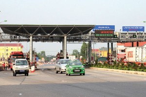 Nhiều nhà đầu tư đã kịp ký phụ lục Hợp đồng BOT triển khai thu phí tự động không dừng trước ngày 5/7 theo yêu cầu của Bộ GTVT.