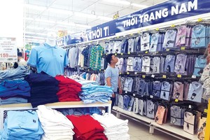 Gian hàng thời trang nam tại siêu thị Big C với các sản phẩm do doanh nghiệp Việt Nam cung ứng. Ảnh: Đức Thanh