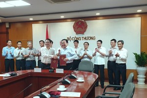 Bộ trưởng Bộ Công Thương Trần Tuấn Anh và ông Nguyễn Hoàng Anh, Ủy viên TW Đảng, Chủ tịch Ủy ban Quản lý vốn nhà nước tại doanh nghiệp trong lễ bàn giao sáng 9/7/2019 tại trụ sở Bộ Công Thương. (Ảnh: Thế Hải).