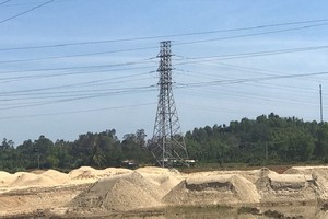 Trạm biến áp 500 kV Dốc Sỏi đang đóng cọc tre xử lý nền 