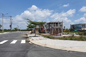 Dự án Khu công nghiệp Đức Hòa III - Hồng Đạt dù chưa được chấp thuận cho phát triển dự án bất động sản thương mại, nhưng đã được chủ đầu tư làm hạ tầng và bán từ năm 2016.  Ảnh: Gia Huy