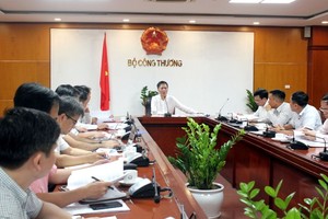 Bộ trưởng Bộ Công Thương Trần Tuấn Anh chủ trì cuộc họp