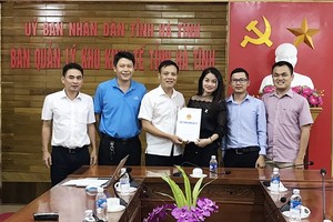 Lãnh đạo Hà Tĩnh trao giấy chứng nhận đầu tư cho các doanh nghiệp