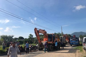 Nhiều xe múc và hơn 100 người đã được huy động đến để thực hiện lệnh cưỡng chế tại dự án "Alibaba Tân Thành Center City 1" do Cty CP địa ốc Alibaba phân phối tại Bà Rịa - Vũng Tàu (ảnh Tiền phong)
