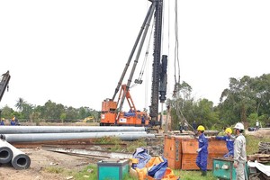 Các nhà thầu đang gấp rút thi công trên công trường xây dựng đường cao tốc Trung Lương - Mỹ Thuận.