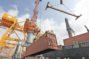 Dịch vụ đại lý tàu biển có thể sẽ không còn là ngành nghề kinh doanh có điều kiện. Trong ảnh: Các hoạt động tại Cảng Hải Phòng. Ảnh: Đức Thanh