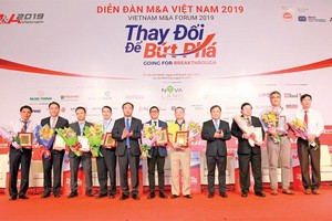 Ban Tổ chức Diễn đàn trao giải cho các thương vụ M&A tiêu biểu. Ảnh: Lê Toàn