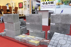 Gian hàng trưng bày gạch không nung vắng khách tại hội chợ triển lãm vật liệu xây dựng