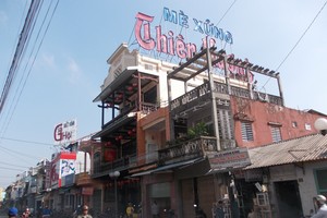 Đường Chi Lăng và đường Bạch Đằng (TP. Huế) có nhiều thương hiệu mè xửng nổi tiếng và nhiều món ngon đặc trưng của Huế như bún bò, cơm hến, chè Huế…