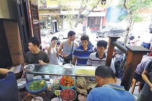 Kinh doanh ẩm thực Hà thành: Vẽ trọn hành trình cảm xúc (Bài 2): Món ngon đi kèm cư xử đẹp