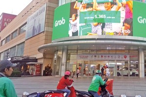 Các mô hình kinh tế chia sẻ - như dịch vụ của Grab đang cạnh tranh gay gắt mới mô hình kinh doanh truyền thống.