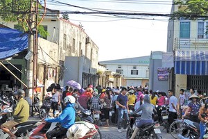 Người lao động tụ tập bên ngoài cổng Công ty KaiYang Việt Nam.