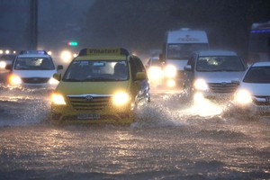 Đường Nguyễn Hữu Cảnh, phía chân cầu Sài Gòn ngập nặng