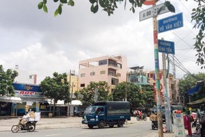 Dự án cầu đường Bình Tiên nhằm giảm ùn tắc giao thông cho TP.HCM đang bị dừng vì vướng cơ chế. Ảnh: Lê Toàn