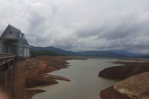 Hồ thủy điện lớn nhất Quảng Trị phải ngừng hoạt động vì kiệt nước...