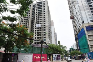 Những con đường nhỏ ngày càng chật chội, hun hút chung cư. Ảnh: Dũng Minh