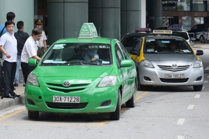 Taxi ở Hà Nội phải mở tài khoản điện tử để trả phí tự động và có 5 màu sơn.