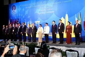 Chủ tịch Quốc hội Nguyễn Thị Kim Ngân và các trưởng đoàn chụp ảnh chung tại lễ khai mạc (Ảnh: TTXVN)