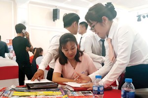 Khách hàng được nhân viên môi giới chăm sóc kỹ lưỡng