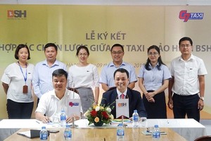 Từ trái qua phải: Ông Nguyễn Anh Quân, Tổng giám đốc G7 Taxi và ông Bùi Trung Kiên, Tổng giám đốc Bảo hiểm BSH ký thỏa thuận hợp tác chiến lược.