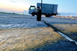 Hình ảnh tấm bê tông xi măng bị dịch chuyển và chênh cao độ tại khu vực tiếp giáp giữa đường cất hạ cánh 11R/29L và đường lăn S1 khu vực sân quay đầu Tây của Sân bay Nội Bài