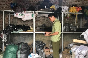 Lực lượng chức năng đang kiểm tra tại cơ sở may mặc