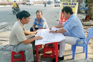 Môi giới bất động sản là cầu nối quan trọng trên thị trường. Ảnh: Việt Dũng 