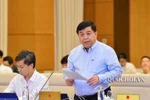 Bộ trưởng Bộ Kế hoạch Đầu tư Nguyễn Chí Dũng trình bày Tờ trình Luật Đầu tư PPP chiều 16/9 trước Ủy ban Thường vụ Quốc hội
