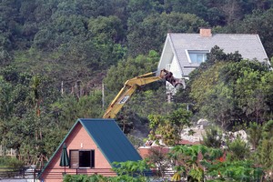 Cưỡng chế công trình vi phạm trên đất rừng Sóc Sơn vào tháng 4/2019. Ảnh: Võ Hải