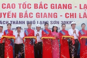 Phó Thủ tướng Chính phủ Trịnh Đình Dũng, lãnh đạo các bộ, ngành và chính quyền tỉnh Lạng Sơn cắt băng thông xe tuyến cao tốc Bắc Giang - Chi Lăng.
