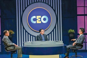 CEO Hà Đức Hùng (giữa) ngồi ghế nóng trong chương trình kỳ này.