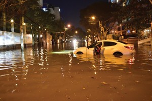 Nhiều tuyến phố của TP.HCM chìm trong biển nước. Ảnh: Lê Toàn