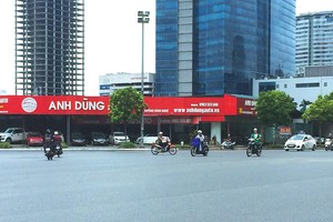 Tòa nhà Vicem Tower (bìa trái) xây dựng dở dang và bỏ hoang cả chục năm nay