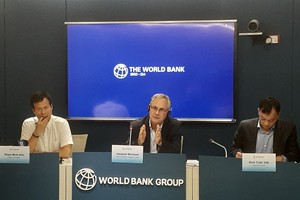 Các chuyên gia Ngân hàng Thế giới trao đổi tại cuộc họp báo công bố báo cáo cập nhật kinh tế Đông Á - Thái Bình Dương tổ chức ngày 10/10 tại Hà Nội.