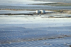 Việc nhiều nhà máy điện mặt trời đi vào vận hành trong một thời gian ngắn đã gây quá tải cho hệ thống lưới điện. Ảnh: Đức Thanh