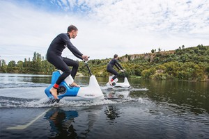 Manta5 Hydrofoil: Xe đạp có thể lướt trên mặt nước