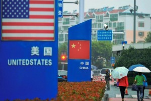 Chiến tranh thương mại giữa 2 nền kinh tế lớn nhất thế giới kéo dài 15 tháng qua khiến nông dân Mỹ lao đao tìm đầu ra bởi các nhà nhập khẩu Trung Quốc vắng bóng. Thương chiến ước tính khiến kinh tế toàn cầu thiệt hại 850 tỷ USD. Ảnh: AFP