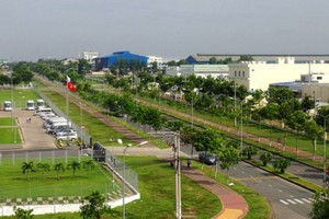 Đồng Nai có 31 khu công nghiệp đi vào hoạt động với bình quân tỷ lệ lấp đầy khoảng 78,5%, trong đó có 17 khu công nghiệp đã được lấp đầy với tỷ lệ từ 92-100% . Ảnh: Một góc khu công nghiệp Long Thành, nơi có tốc độ phát triển công nghiệp rất nhanh.