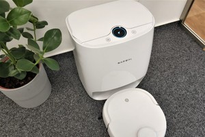 Robot lau nhà kiêm máy hút bụi tự làm sạch đầu tiên trên thế giới