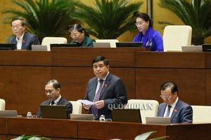 Bộ trưởng Nguyễn Chí Dũng phát biểu tại phiên thảo luận kinh tế - xã hội của Quốc hội chiều 31/10