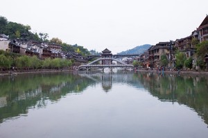 Cầu Hồng Kiều trên sông Đà Giang