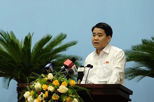 Chủ tịch UBND TP Nguyễn Đức Chung báo cáo giải trình tại phiên họp HĐND sáng nay