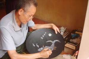 Dưới bàn tay các nghệ nhân, sản phẩm sơn mài - khảm trai của Chuyên Mỹ đạt đến độ tinh xảo