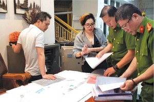 Hàng trăm nạn nhân vẫn kéo lên trụ sở Công ty Angel Lina mong công an giúp đòi quyền lợi.