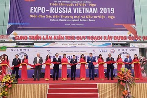 Phó Thủ tướng Trịnh Đình Dũng cùng các đại biểu cắt băng khai mạc Triển lãm.