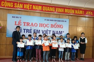 Ông Phạm Thanh Tân, Trưởng đại diện Báo Đầu tư tại Hải Phòng trao các suất học bổng cho các em học sinh