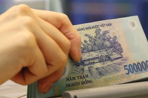 Hàng loạt ngân hàng đang tiến hành giảm lãi suất cho vay.